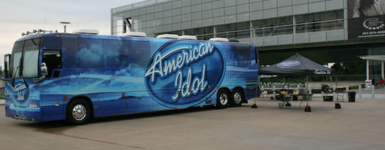 How American Idol keeps you in, even when they’re off.